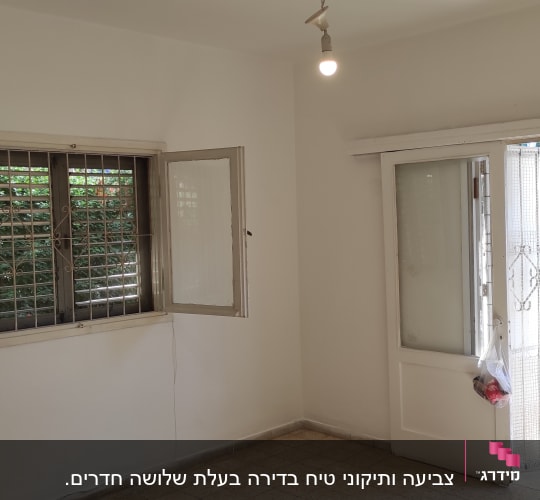 חדר ריק עם קירות לבנים ותקרה צבועה